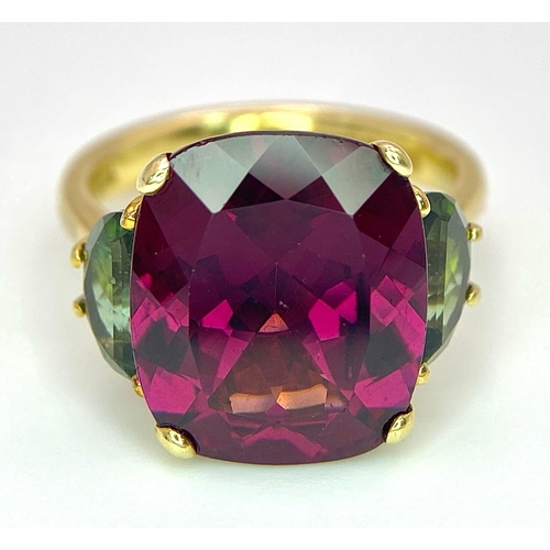 228 - An 18K Yellow Gold, Alexandrite and Peridot Ring. A rich 5ct central alexandrite with peridot accent... 