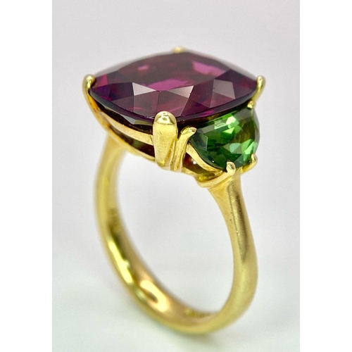 228 - An 18K Yellow Gold, Alexandrite and Peridot Ring. A rich 5ct central alexandrite with peridot accent... 