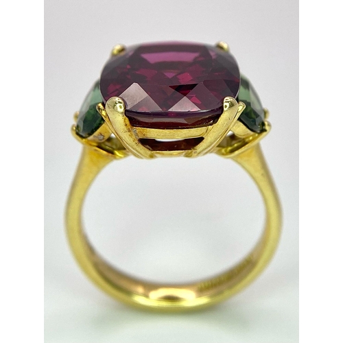 228 - An 18K Yellow Gold, Alexandrite and Peridot Ring. A rich 5ct central alexandrite with peridot accent... 