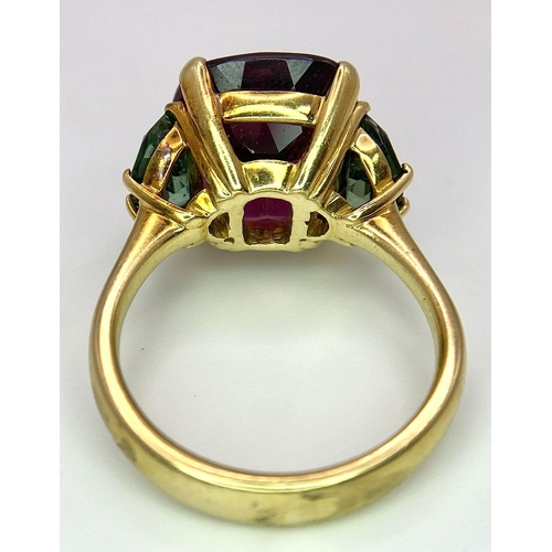 228 - An 18K Yellow Gold, Alexandrite and Peridot Ring. A rich 5ct central alexandrite with peridot accent... 