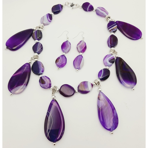 230 - A statement, purple banded agate necklace and earrings set, necklace length: 45 cm, earrings length:... 