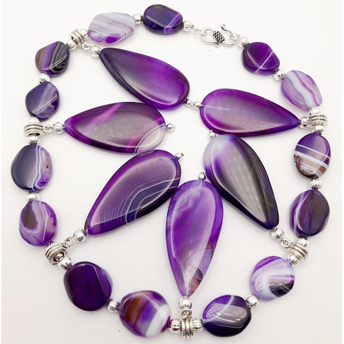 230 - A statement, purple banded agate necklace and earrings set, necklace length: 45 cm, earrings length:... 