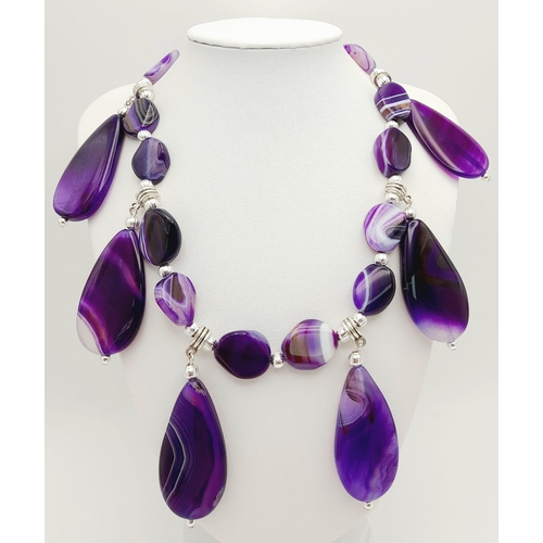 230 - A statement, purple banded agate necklace and earrings set, necklace length: 45 cm, earrings length:... 