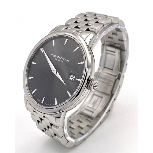 234 - A Classic Raymond Weil Geneve Quartz Gents Watch. Stainless steel bracelet and case - 39mm. Silver t... 