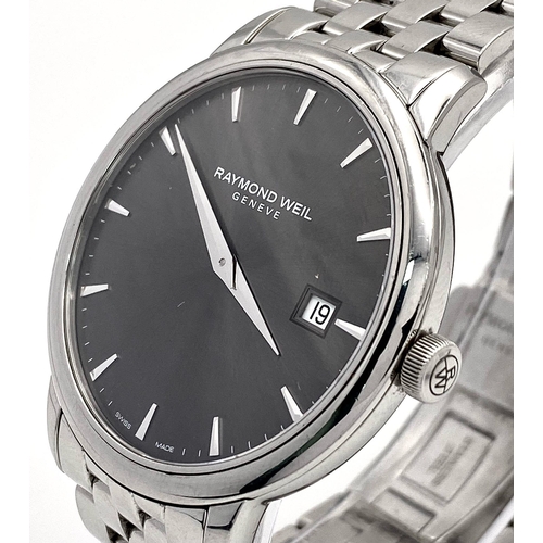 234 - A Classic Raymond Weil Geneve Quartz Gents Watch. Stainless steel bracelet and case - 39mm. Silver t... 