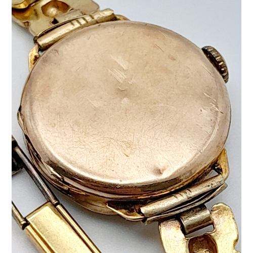 428 - A Vintage 9K Gold Cased Everite Ladies Watch. Gold plated bracelet. 9K gold case - 21mm. Patinaed di... 