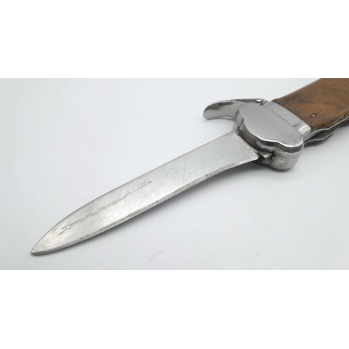 208 - A German WW2 Luftwaffe Paratrooper Gravity Knife. Gravity action for blade release - built to get th... 