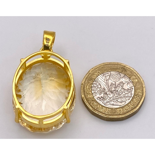 514 - A Gold plated 925 Silver 50ct Citrine Pendant. Well faceted, beautiful colour. 4cm. Comes with a pre... 