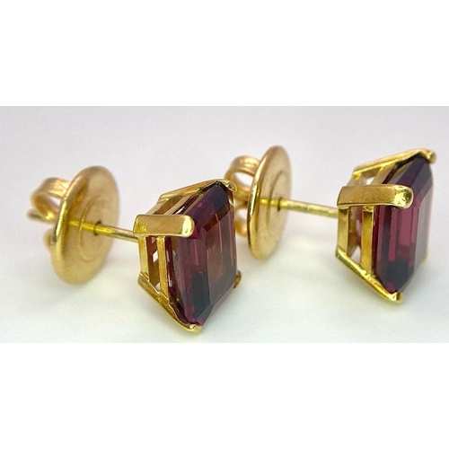 540 - A Pair of 18K Yellow Gold and Alexandrite Earrings. Emerald cut alexandrite - 5ctw. 5.7g total weigh... 