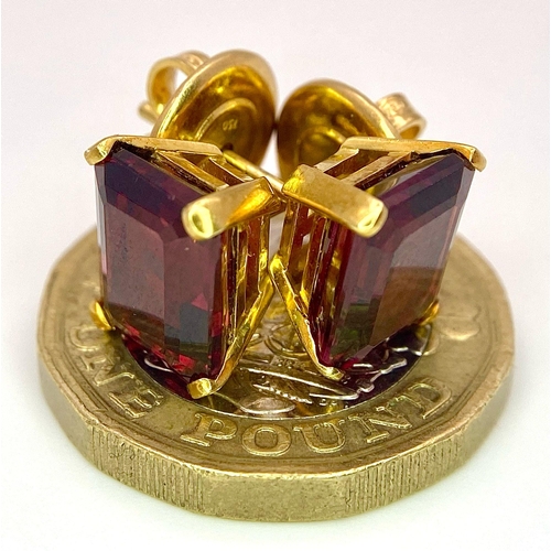 540 - A Pair of 18K Yellow Gold and Alexandrite Earrings. Emerald cut alexandrite - 5ctw. 5.7g total weigh... 