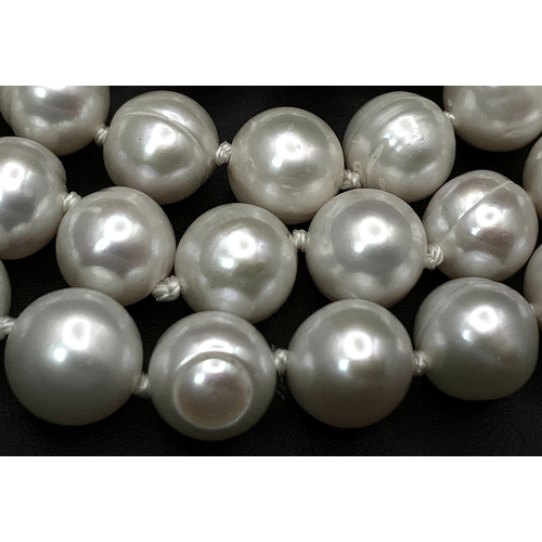 104 - A magnificent necklace with three graduating rows of natural white mature pearls for the South Seas,... 