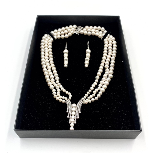 104 - A magnificent necklace with three graduating rows of natural white mature pearls for the South Seas,... 