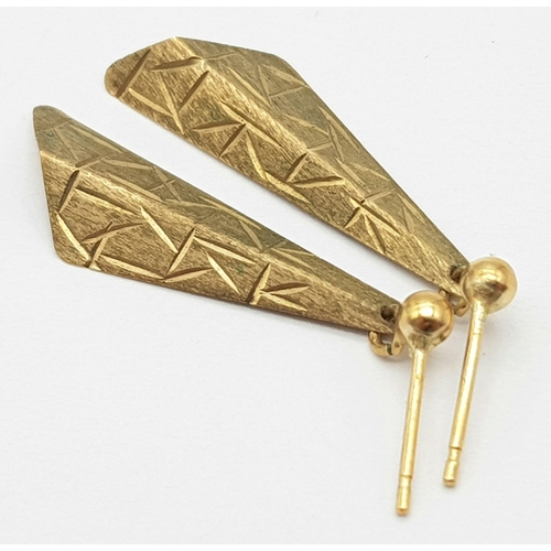 438 - A Pair of Vintage 9K Gold Kite Earrings. 2.5cm. No backs. 0.9g.