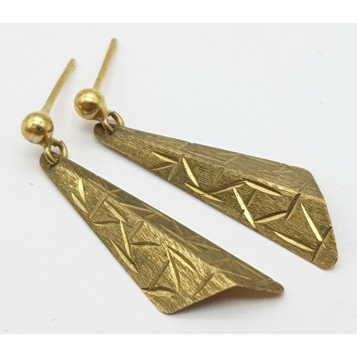 438 - A Pair of Vintage 9K Gold Kite Earrings. 2.5cm. No backs. 0.9g.