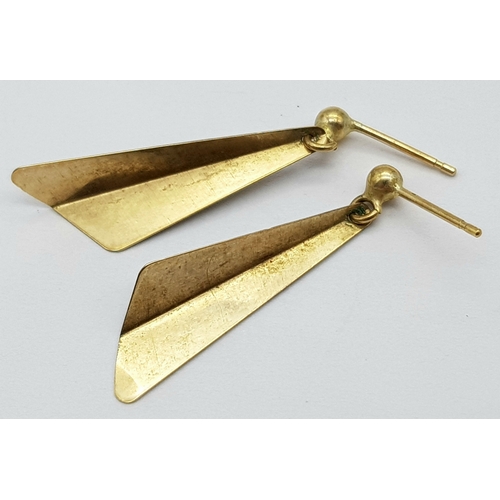 438 - A Pair of Vintage 9K Gold Kite Earrings. 2.5cm. No backs. 0.9g.