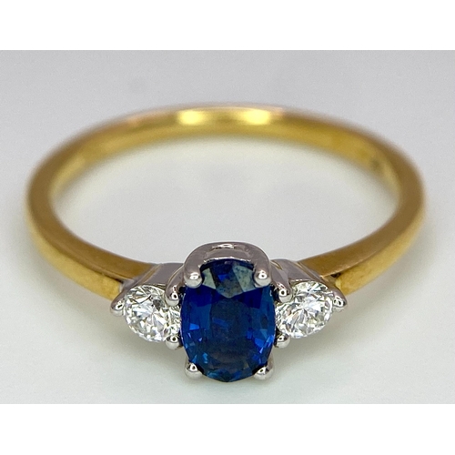 130 - AN 18K YELLOW GOLD DIAMOND AND SAPPHIRE 3 STONE RING. 0.50CT. OVAL BLUE SAPPHIRE. 2.5G. SIZE N