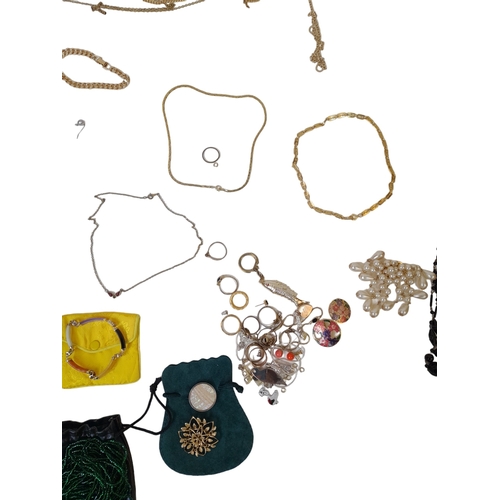 206 - A treasure chest of upmarket costume jewellery, including: Pendants, bracelets, earrings and rings. ... 