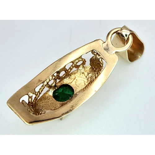 387 - An 18K Yellow Gold and Emerald Pendant. 22mm. 1g