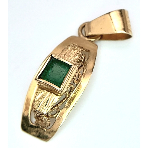 387 - An 18K Yellow Gold and Emerald Pendant. 22mm. 1g