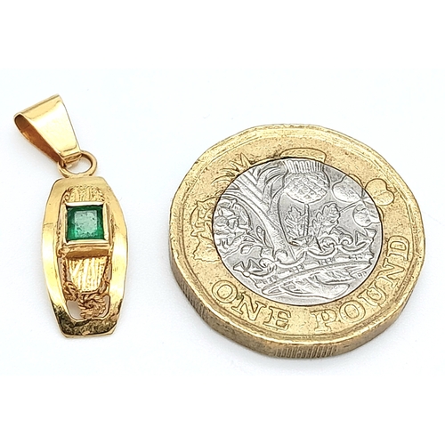 387 - An 18K Yellow Gold and Emerald Pendant. 22mm. 1g