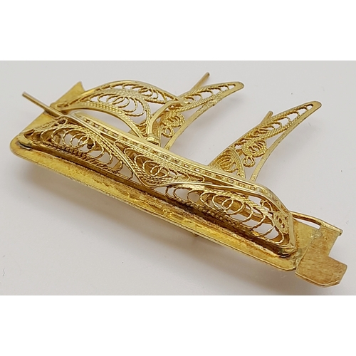 534 - A Gilded 925 Silver Boat Brooch. Filigree and pierced decoration. 5cm.