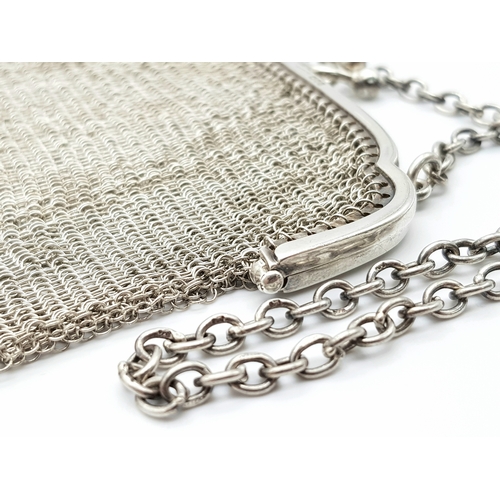 661 - An Antique Silver Chain Link Purse. Hallmarks for London, 1915. 12cm length x 9cm height. 91g total ... 