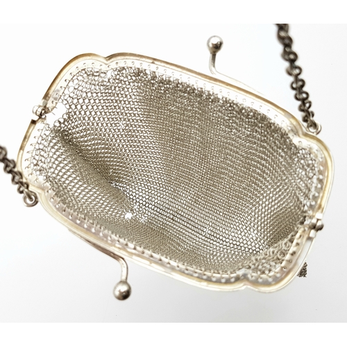 661 - An Antique Silver Chain Link Purse. Hallmarks for London, 1915. 12cm length x 9cm height. 91g total ... 