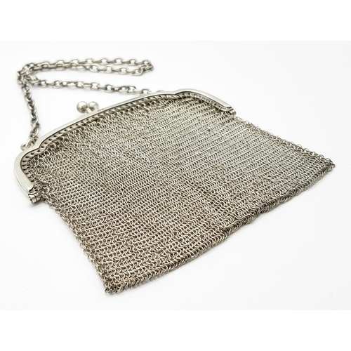 661 - An Antique Silver Chain Link Purse. Hallmarks for London, 1915. 12cm length x 9cm height. 91g total ... 