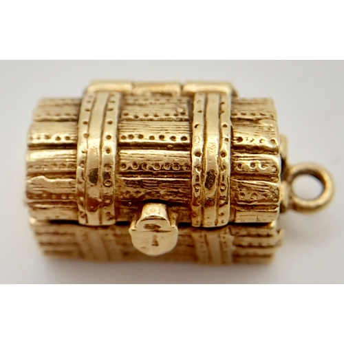 113 - A 9K YELLOW GOLD TREASURE CHEST CHARM, WHICH OPENS TO REVEAL THE TREASURE INSIDE. 2cm length, 6.5g w... 