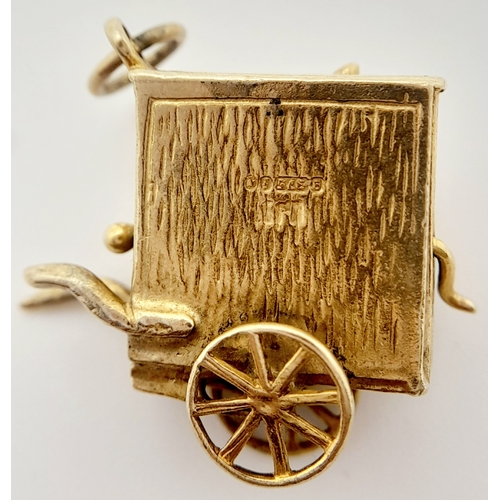 134 - A 9K YELLOW GOLD ORGAN GRINDER AND MONKEY CHARM WITH MOVING PARTS. 2.2cm x 2.5cm, 5.2g weight. Ref: ... 