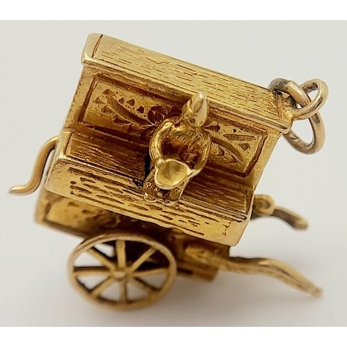 134 - A 9K YELLOW GOLD ORGAN GRINDER AND MONKEY CHARM WITH MOVING PARTS. 2.2cm x 2.5cm, 5.2g weight. Ref: ... 