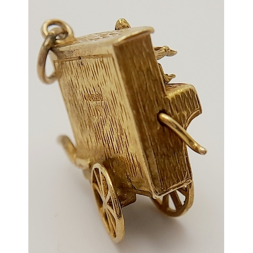 134 - A 9K YELLOW GOLD ORGAN GRINDER AND MONKEY CHARM WITH MOVING PARTS. 2.2cm x 2.5cm, 5.2g weight. Ref: ... 