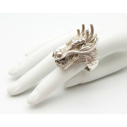 207 - A STERLING SILVER DRAGONS HEAD RING, STUNNING DETAIL AND HEAVY. Size R1/2, 4.2cm dragon head length,... 