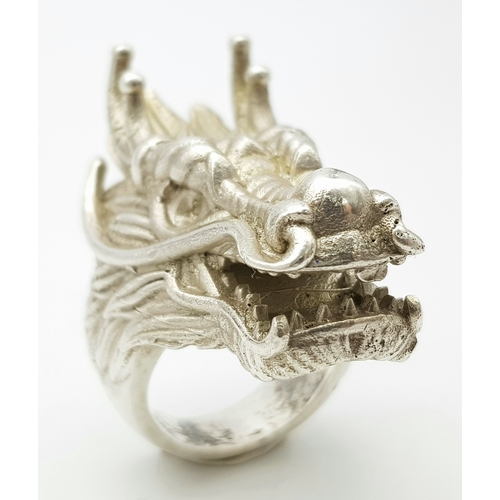 207 - A STERLING SILVER DRAGONS HEAD RING, STUNNING DETAIL AND HEAVY. Size R1/2, 4.2cm dragon head length,... 