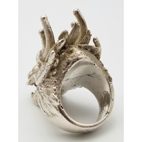 207 - A STERLING SILVER DRAGONS HEAD RING, STUNNING DETAIL AND HEAVY. Size R1/2, 4.2cm dragon head length,... 