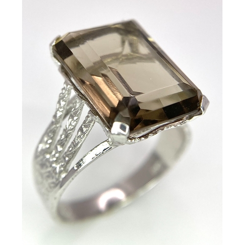 292 - A 9K WHITE GOLD SMOKEY QUARTZ SET RING. 5.6G. SIZE S.