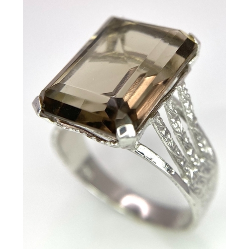 292 - A 9K WHITE GOLD SMOKEY QUARTZ SET RING. 5.6G. SIZE S.