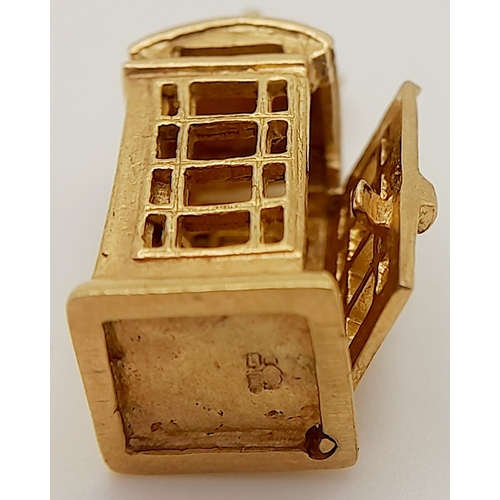 295 - A 9K YELLOW GOLD LONDON PHONE BOX CHARM, WHICH OPENS. 2.3cm length, 3.1g weight. Ref: SC 8016