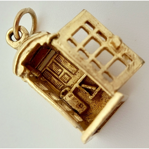 295 - A 9K YELLOW GOLD LONDON PHONE BOX CHARM, WHICH OPENS. 2.3cm length, 3.1g weight. Ref: SC 8016