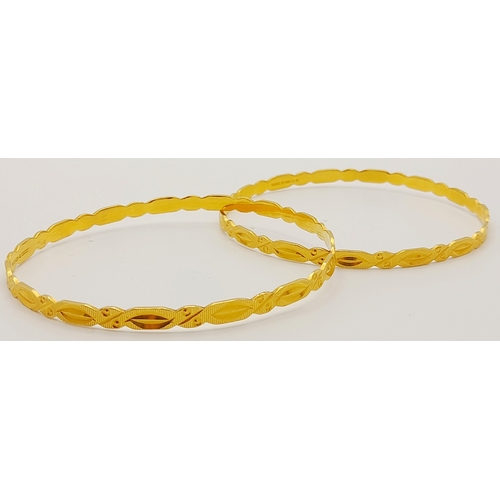 346 - A pair of 22 K yellow gold, beautifully engraved bangles, inner diameter: 65 mm, total weight: 25.2 ... 