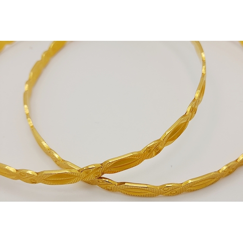 346 - A pair of 22 K yellow gold, beautifully engraved bangles, inner diameter: 65 mm, total weight: 25.2 ... 