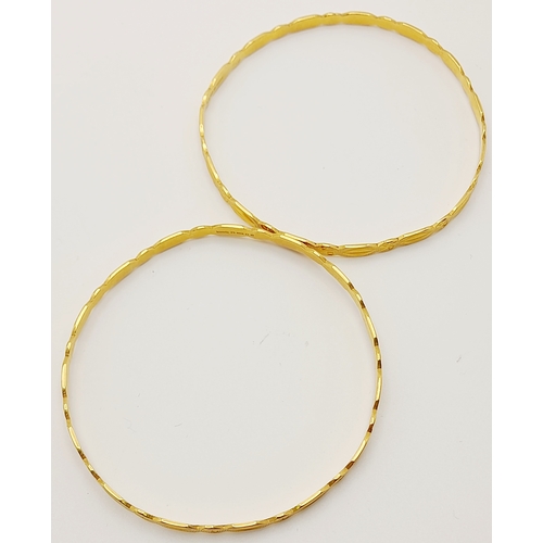 346 - A pair of 22 K yellow gold, beautifully engraved bangles, inner diameter: 65 mm, total weight: 25.2 ... 