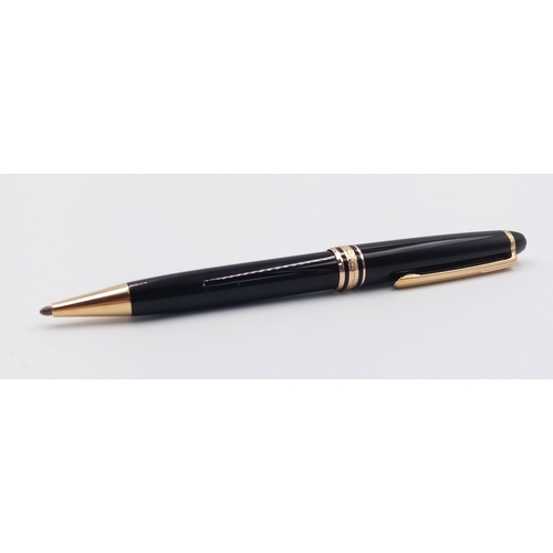 390 - A MONT BLANC ROLLERBALL PEN - BLACK AND GOLD FINISH.