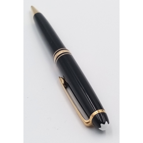 390 - A MONT BLANC ROLLERBALL PEN - BLACK AND GOLD FINISH.