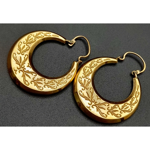 498 - A 9ct Yellow Gold Patterned Hoops, 2.8g weight, approx 32mm x 25mm.

ref: TJ08