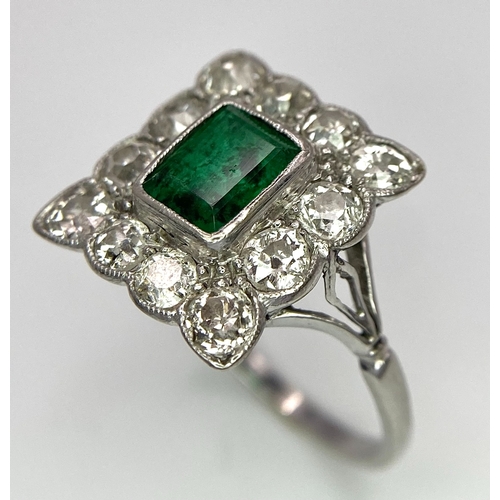 116 - AN 18K WHITE GOLD (TESTED) EDWARDIAN OLD CUT DIAMOND AND EMERALD CLUSTER RING. 1.20CT OF OLD CUT DIA... 