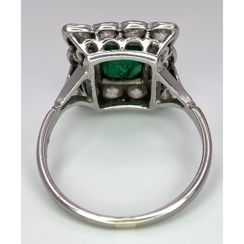 116 - AN 18K WHITE GOLD (TESTED) EDWARDIAN OLD CUT DIAMOND AND EMERALD CLUSTER RING. 1.20CT OF OLD CUT DIA... 