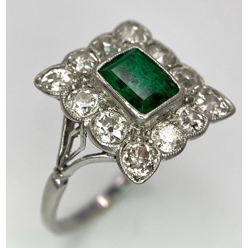 116 - AN 18K WHITE GOLD (TESTED) EDWARDIAN OLD CUT DIAMOND AND EMERALD CLUSTER RING. 1.20CT OF OLD CUT DIA... 