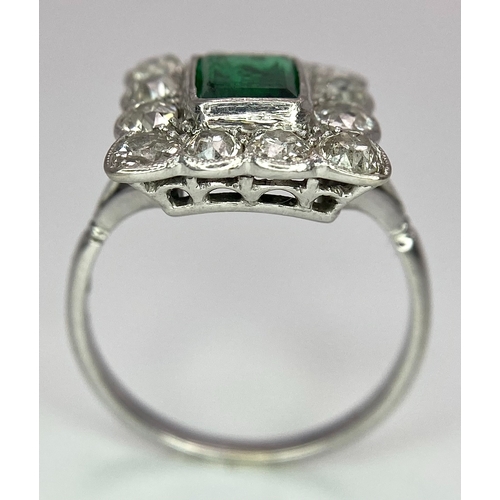 116 - AN 18K WHITE GOLD (TESTED) EDWARDIAN OLD CUT DIAMOND AND EMERALD CLUSTER RING. 1.20CT OF OLD CUT DIA... 