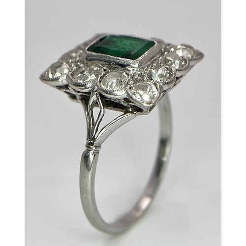 116 - AN 18K WHITE GOLD (TESTED) EDWARDIAN OLD CUT DIAMOND AND EMERALD CLUSTER RING. 1.20CT OF OLD CUT DIA... 